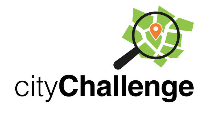 Das Logo der Stadtchallenge zeigt eine Lupe, die auf eine Karte mit einem Standortpuschel zoomt.