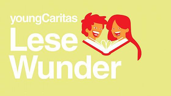 Das Logo von youngCaritas mit zwei glücklichen Kindern, die ein Buch lesen und die Liebe zur Literatur betonen.
