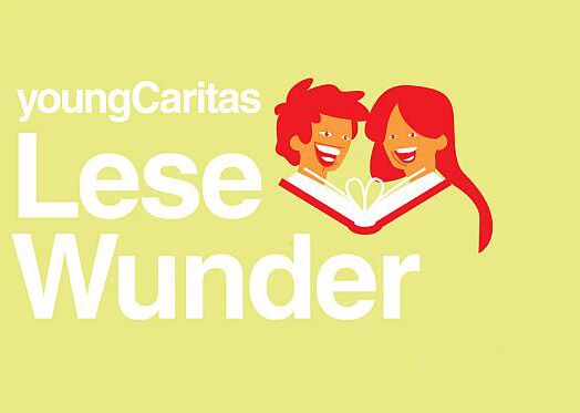 Das Logo von youngCaritas mit zwei glücklichen Kindern, die ein Buch lesen und die Liebe zur Literatur betonen.