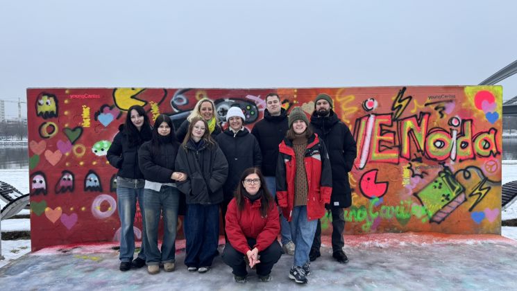 Freiwillige aus dem actionPool stehen vor Graffiti Wand mit zwei Influencer