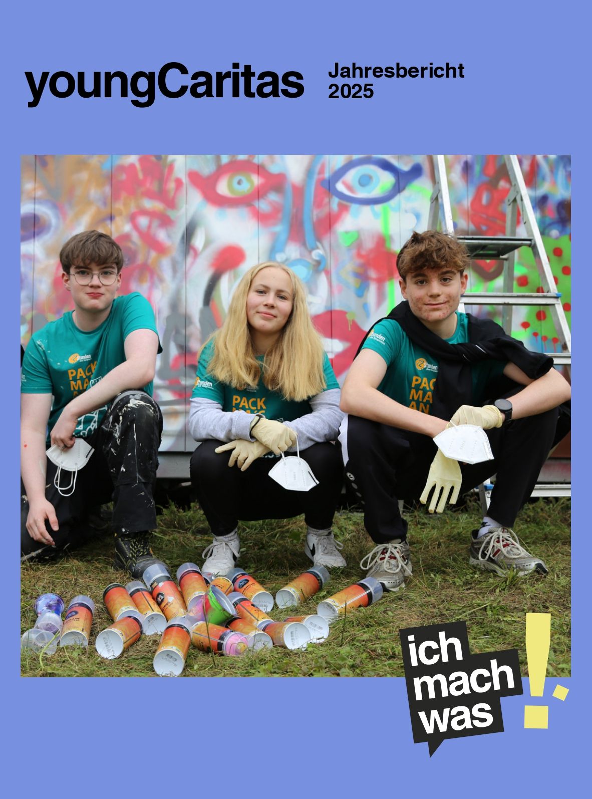 2 Burschen und 1 Mädel hocken auf dem Boden, im Hintergrund Graffiti Wand