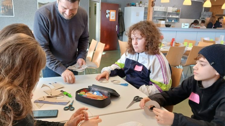Kinder aus dem BRG Steyr Sitzen am Tisch im Lerncafé Steyr