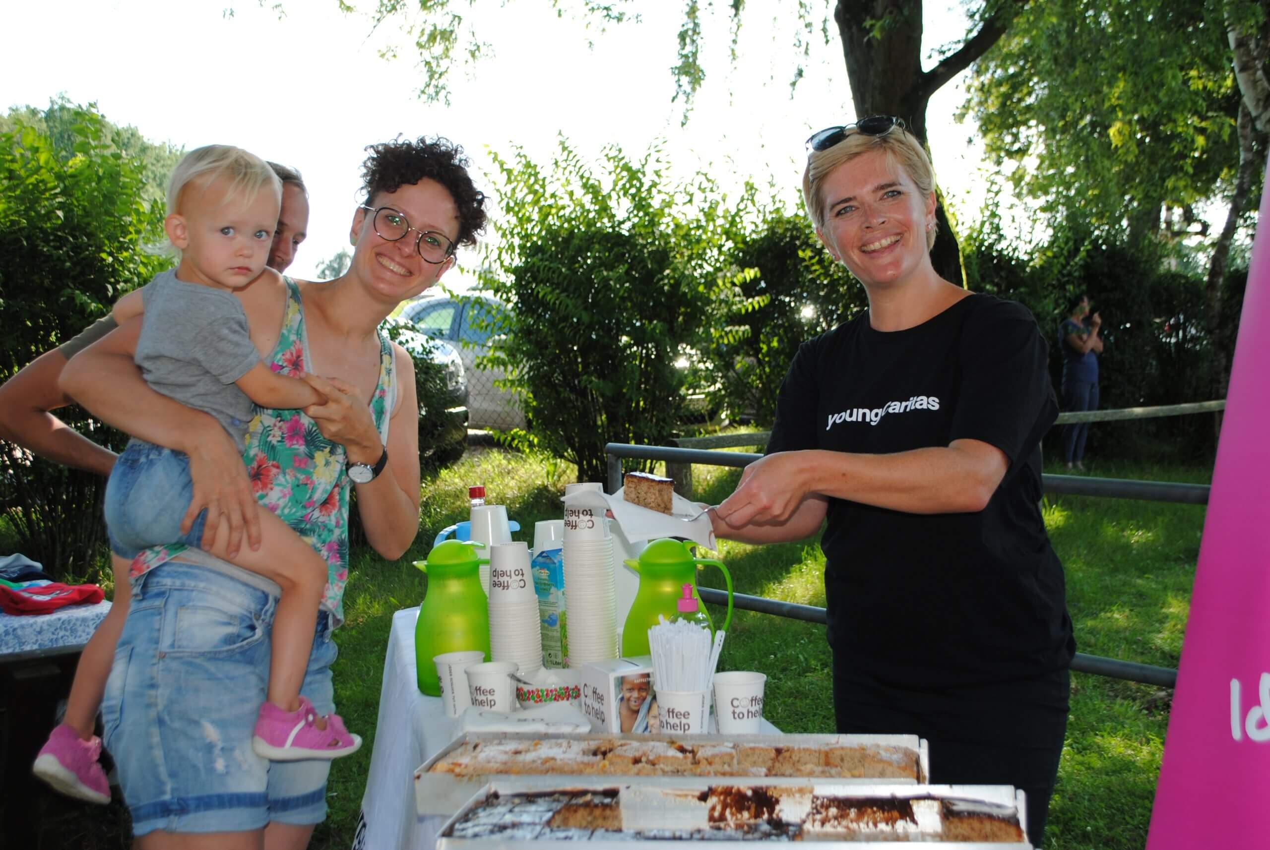 Karin Kurowski, Leiterin der youngCaritas Oberösterreich, betreut den Coffee to help Stand bei der Aktion 